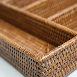 Charmille Bestikbakke i Rattan. Honey