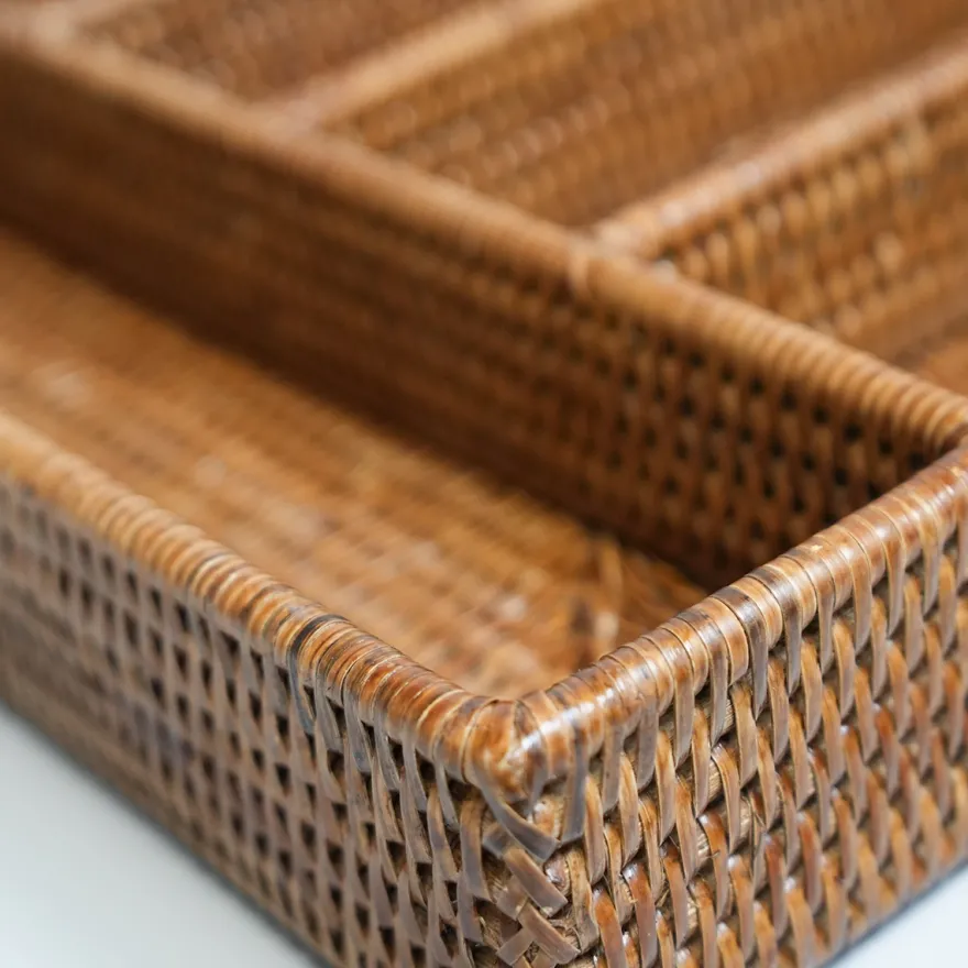 Charmille Bestikbakke i Rattan. Honey