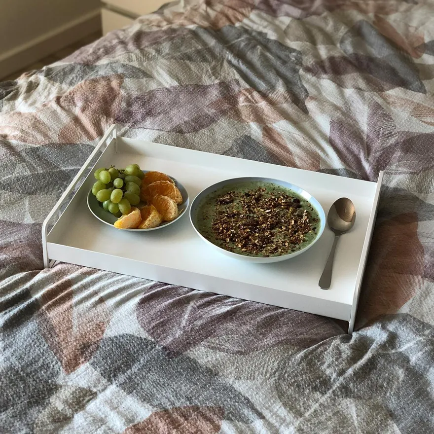 Como bakke i metal - Trico Tray med håndtag - HVID