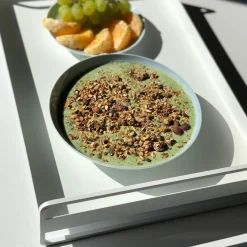 Como bakke i metal - Trico Tray med håndtag - HVID