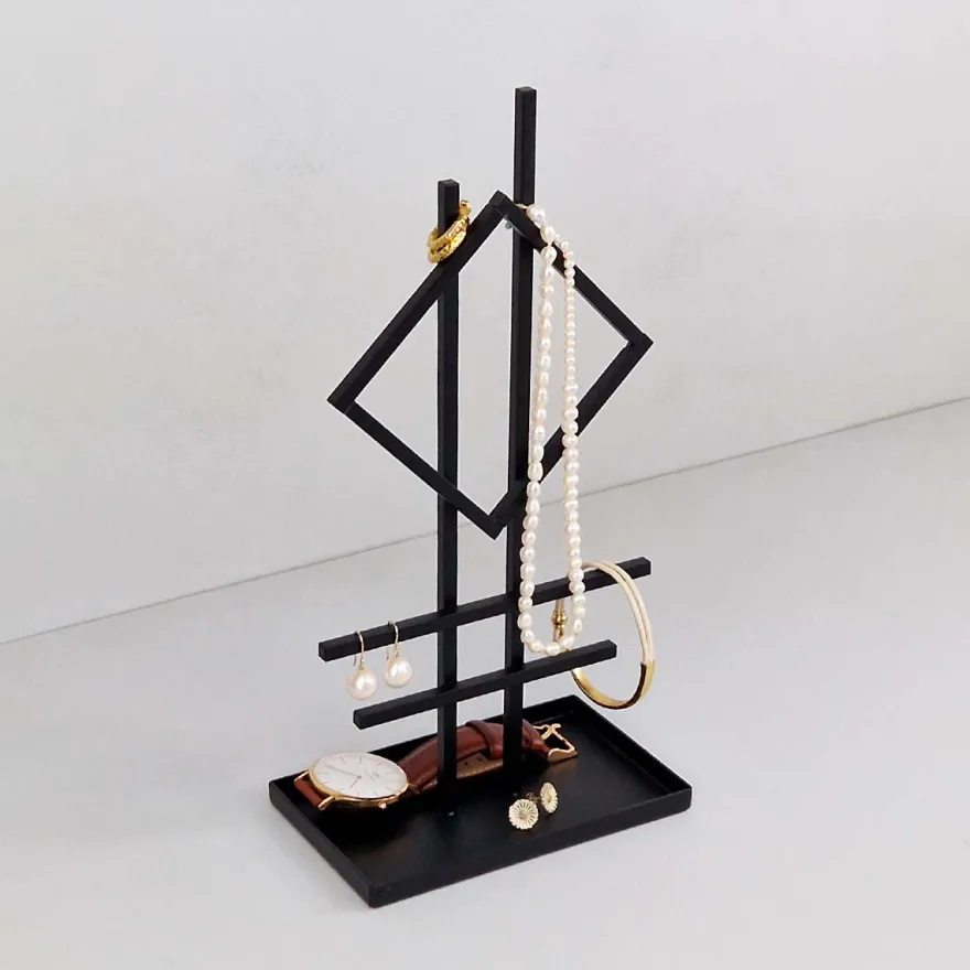 Como smykkeholder - TOTEM, Sort