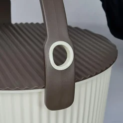 Omnioutil Plastikspand - Ivory med brunt låg 8 liter